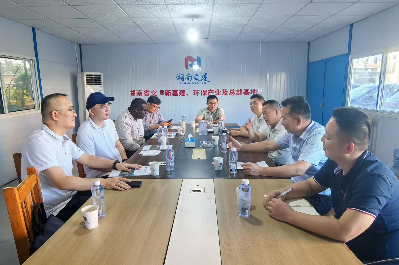 株洲高新區(qū)黨工委副書記、管委會主任劉智勇攜高新區(qū)經(jīng)濟合作局、湖南中焱時代科技有限公司蒞臨我司考察洽談，共謀合作發(fā)展新篇章