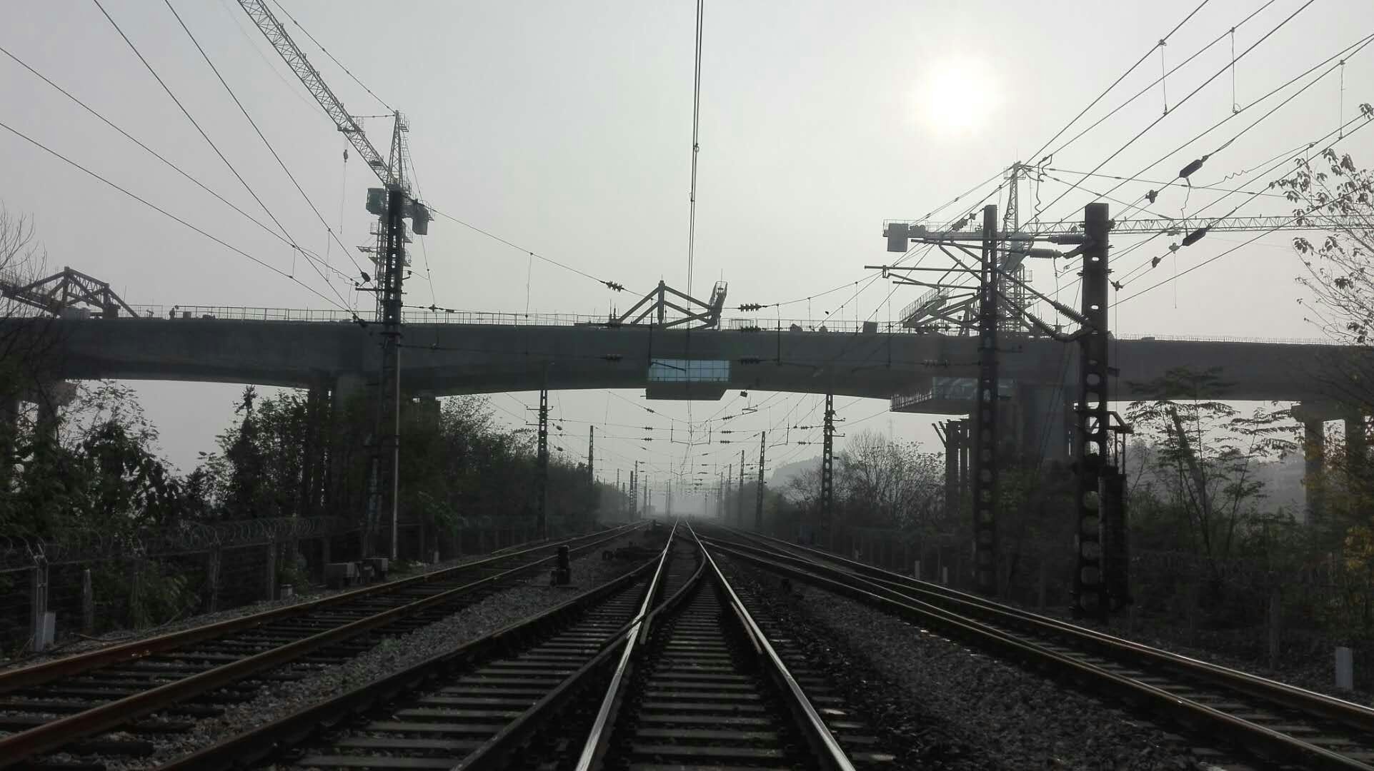 熱烈祝賀益婁高速公路第十四合同段中陽特大橋跨滬昆鐵路高架橋全橋合攏